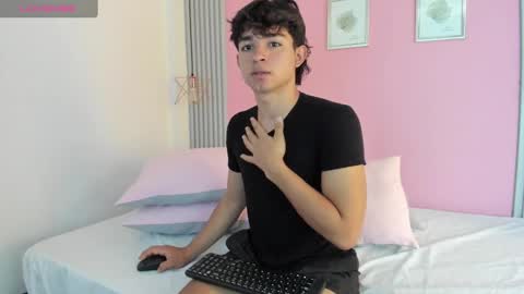 Snapshot of simonlambert__ chatting on 12/14/24, 07:36 Simon online show from 12/14/24, 07:36