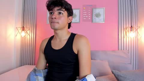 Snapshot of simonlambert__ chatting on 12/18/24, 06:35 Simon online show from 12/18/24, 06:35