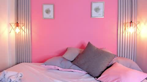 Snapshot of simonlambert__ chatting on 12/18/24, 10:02 Simon online show from 12/18/24, 10:02