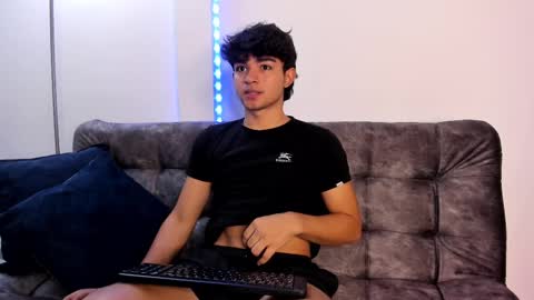 Snapshot of simonlambert__ chatting on 12/19/24, 09:17 Simon online show from 12/19/24, 09:17