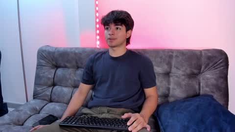 Snapshot of simonlambert__ chatting on 12/27/24, 10:05 Simon online show from 12/27/24, 10:05