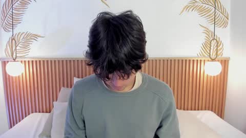 Snapshot of simonlambert__ chatting on 01/03/25, 12:30 Simon online show from 01/03/25, 12:30