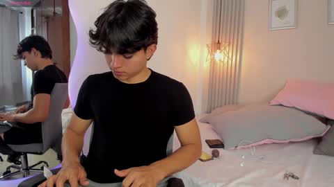 Snapshot of simonlambert__ chatting on 01/26/25, 03:14 Simon online show from 01/26/25, 03:14