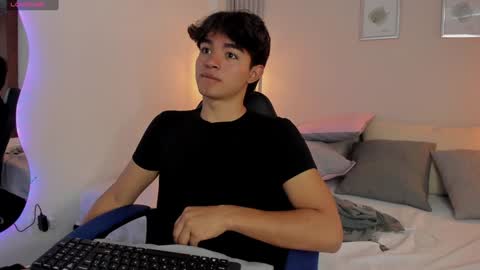 Snapshot of simonlambert__ chatting on 01/26/25, 06:16 Simon online show from 01/26/25, 06:16