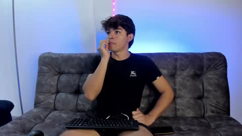 Snapshot of simonlambert__ chatting on 01/31/25, 01:02 Simon online show from 01/31/25, 01:02