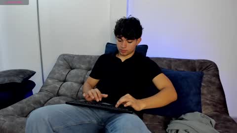 Snapshot of simonlambert__ chatting on 02/05/25, 01:44 Simon online show from 02/05/25, 01:44