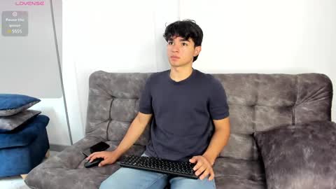 Snapshot of simonlambert__ chatting on 02/13/25, 05:22 Simon online show from 02/13/25, 05:22