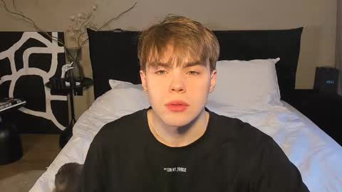 Snapshot of simonwnl chatting on 12/17/25, 09:04 Simon online show from 12/17/25, 09:04