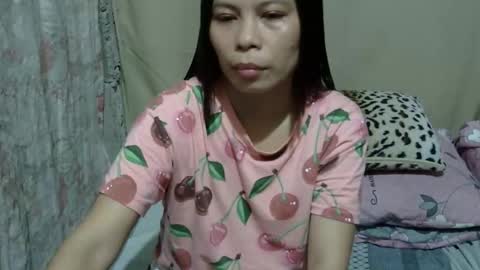 Snapshot of simply_me143 chatting on 11/21/25, 11:58 mia online show from 11/21/25, 11:58