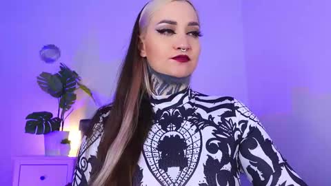 Ms. Sindel online show from 09/11/25, 01:11