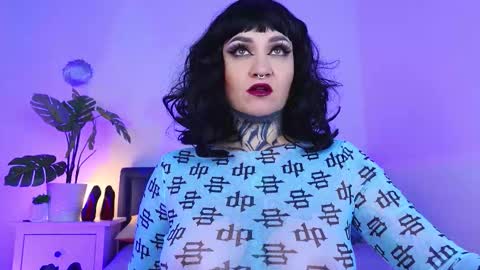 Ms. Sindel online show from 09/18/25, 01:13