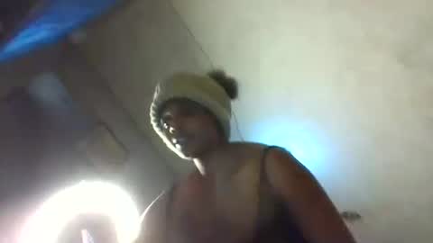 Snapshot of sining_angels chatting on 10/31/25, 08:15 Mariona online show from 10/31/25, 08:15