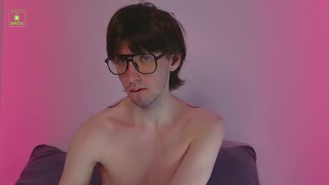 Snapshot of sinkisser chatting on 11/05/25, 04:34 WARREN online show from 11/05/25, 04:34