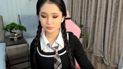 Snapshot of sinsemillaa chatting on 01/19/25, 05:15 Ellie online show from 01/19/25, 05:15
