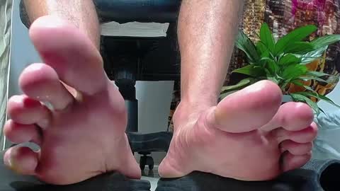 only foot                         worshipers here online show from 12/04/24, 02:42