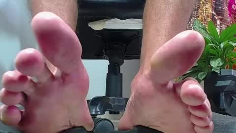 only foot                         worshipers here online show from 12/15/24, 08:25