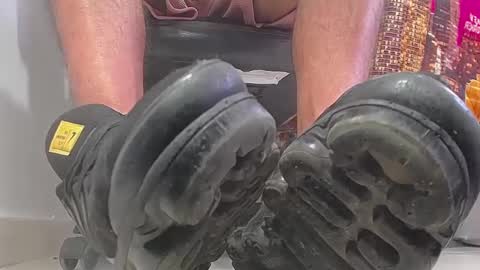 only foot                         worshipers here online show from 01/30/25, 09:25