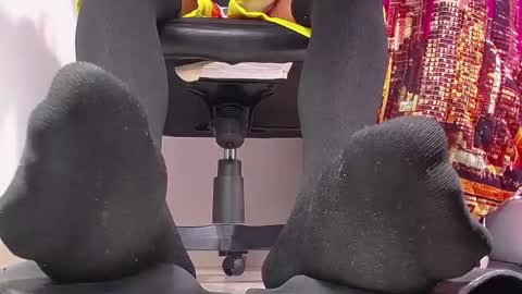 only foot                         worshipers here online show from 02/09/25, 05:43
