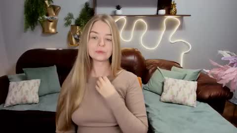 SirenaBloom online show from 09/15/25, 04:23