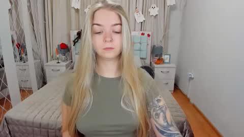 SirenaBloom online show from 10/31/25, 05:30