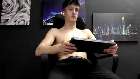 Snapshot of sirreedy chatting on 12/14/25, 09:58 SirReedy online show from 12/14/25, 09:58