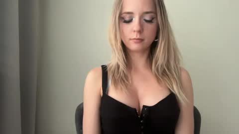 Snapshot of sisi_bunny chatting on 06/01/26, 05:14 Sisi Bunny online show from 06/01/26, 05:14