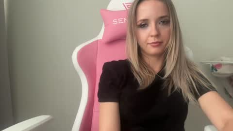 Snapshot of sisi_bunny chatting on 06/11/26, 04:49 Sisi Bunny online show from 06/11/26, 04:49