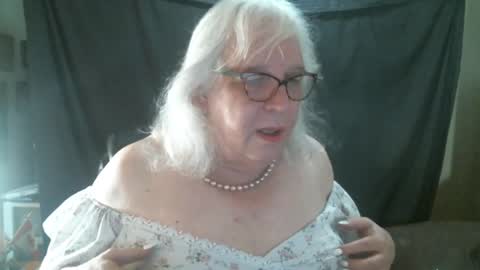 Snapshot of sissydianetx chatting on 10/04/25, 01:09 Sissy Diane online show from 10/04/25, 01:09