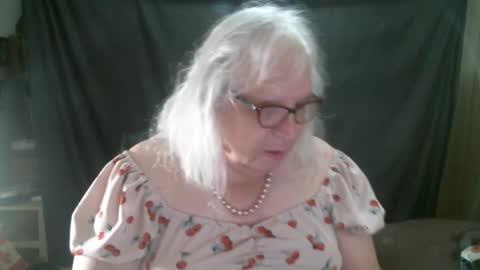 Snapshot of sissydianetx chatting on 10/18/25, 12:39 Sissy Diane online show from 10/18/25, 12:39