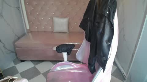 Snapshot of skeler_lovd_b chatting on 05/04/26, 12:23 Skarlet online show from 05/04/26, 12:23
