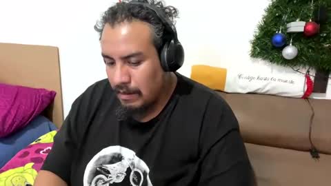 Snapshot of skinhell chatting on 01/14/25, 02:40 Elias online show from 01/14/25, 02:40