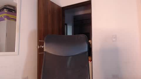 Snapshot of skinnyflak7 chatting on 10/22/25, 05:19 jesica online show from 10/22/25, 05:19