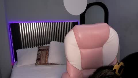 Snapshot of sky_winter chatting on 10/21/25, 02:40 S O F I online show from 10/21/25, 02:40