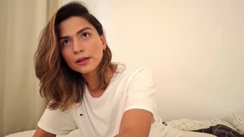 Snapshot of skyamber8v2 chatting on 11/11/25, 04:40 Vi online show from 11/11/25, 04:40