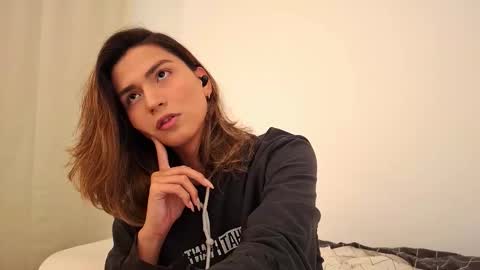 Snapshot of skyamber8v2 chatting on 11/17/25, 02:17 Vi online show from 11/17/25, 02:17