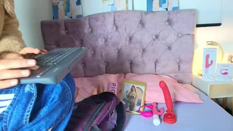 skye moore online show from 10/01/25, 12:11