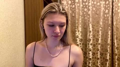 Snapshot of skyedavis chatting on 12/22/25, 07:00 skyedavis online show from 12/22/25, 07:00