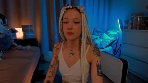 Snapshot of skyewavy chatting on 12/17/24, 02:12 online show from 12/17/24, 02:12