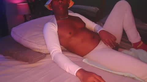 skyonetoo3 online show from 11/18/25, 02:28