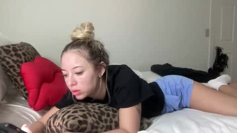 Skylar online show from 10/21/25, 02:12