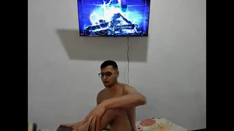 Snapshot of slayer19tm chatting on 10/19/25, 01:17 slayer19tm online show from 10/19/25, 01:17