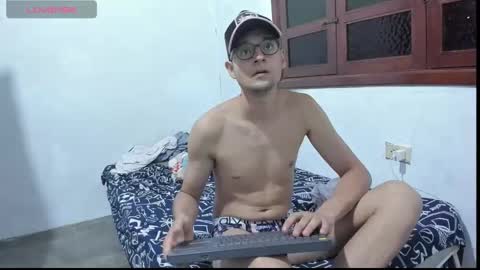 Snapshot of slayer19tm chatting on 10/31/25, 01:06 slayer19tm online show from 10/31/25, 01:06