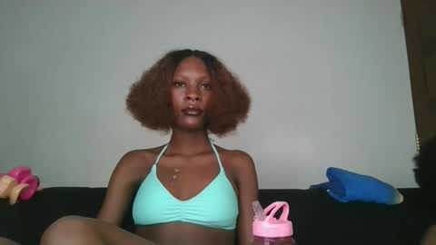 Snapshot of slim_bitch_ chatting on 02/25/26, 05:44 becky online show from 02/25/26, 05:44