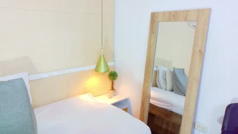 Snapshot of slim_chocobar18 chatting on 10/22/25, 01:33 slim_chocobar18 online show from 10/22/25, 01:33