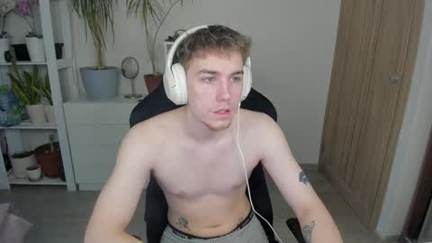 Snapshot of slippery_baby chatting on 01/24/25, 10:00 Mila online show from 01/24/25, 10:00