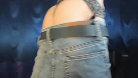 Snapshot of slippery_thighs chatting on 12/23/24, 10:42 slippery thighs online show from 12/23/24, 10:42