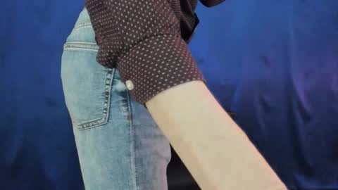 Snapshot of slippery_thighs chatting on 12/17/25, 04:02 slippery thighs online show from 12/17/25, 04:02