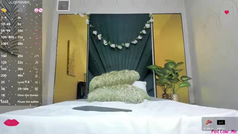 Snapshot of slut_milf4u chatting on 02/16/25, 05:37 Paola online show from 02/16/25, 05:37