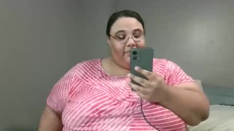 Snapshot of sluttyjess31 chatting on 05/14/26, 12:17 Jessica online show from 05/14/26, 12:17