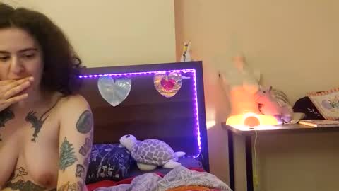 Snapshot of sluttysuzie17 chatting on 05/28/26, 02:14 SluttySuzie17 online show from 05/28/26, 02:14